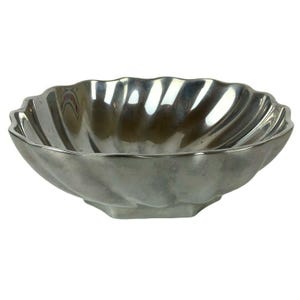 Cuenco pequeño Eddy de Wilton Armetale de peltre cuadrado con borde festoneado acanalado