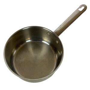 Op de afbeelding: Een roestvrijstalen steelpan met een lange handgreep. De pan heeft een afgeronde bodem en een enkele handgreep met een hartvormig gat aan het uiteinde. De pan is ontworpen om te koken en is gemaakt van glanzend metaal.