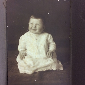 Vestido de renda de bebê sorridente Retrato de estúdio preto branco papelão fólio Vtg década de 1920