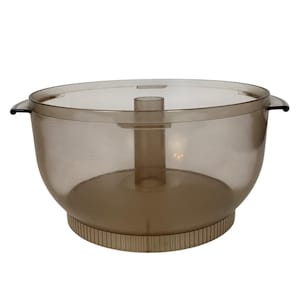 Puede incluir: Un cuenco de procesador de alimentos transparente teñido de marrón, con tapa y asa. El cuenco tiene forma redondeada y se asienta sobre una base estriada. La tapa tiene una columna central. El cuenco es de plástico transparente.