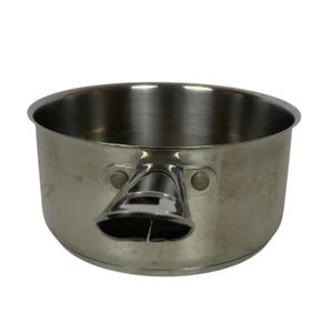 Op de afbeelding: Rvs steelpan met een enkele tuit en handvat. De pot heeft een afgeronde vorm met een gerolde rand. De handgreep is aan de zijkant van de pot geklonken. De pot is ontworpen om te koken.