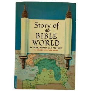 Puede incluir: Una cubierta de libro vintage con fondo azul y un diseño de rollo. El título es "Story of the Bible World" en mapa, palabra e imagen por Nelson Beecher Keyes. La cubierta presenta un mapa de Oriente Medio.