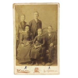 Retrato familiar antiguo de la década de 1800 en formato de gabinete de Meason, La Crosse, Wisconsin. Foto vintage.