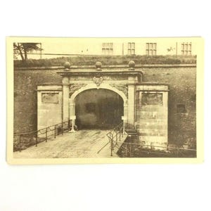 Postal holandesa vintage de la entrada de la puerta del fuerte, en blanco y negro, década de 1920, efímera coleccionable