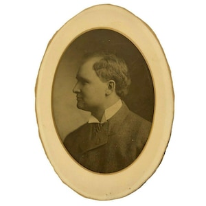 Antyczna fotografia owalna widok z boku profil portret mężczyzna w garniturze czarny biały lata 1900