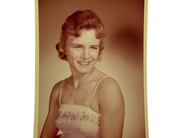 Jolie jeune femme robe à bretelles fines Portrait en studio impression couleur Vtg années 1950