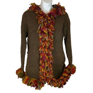 Sudadera con capucha Pachamama hecha a mano, talla grande, marrón, de lana gruesa con flecos.