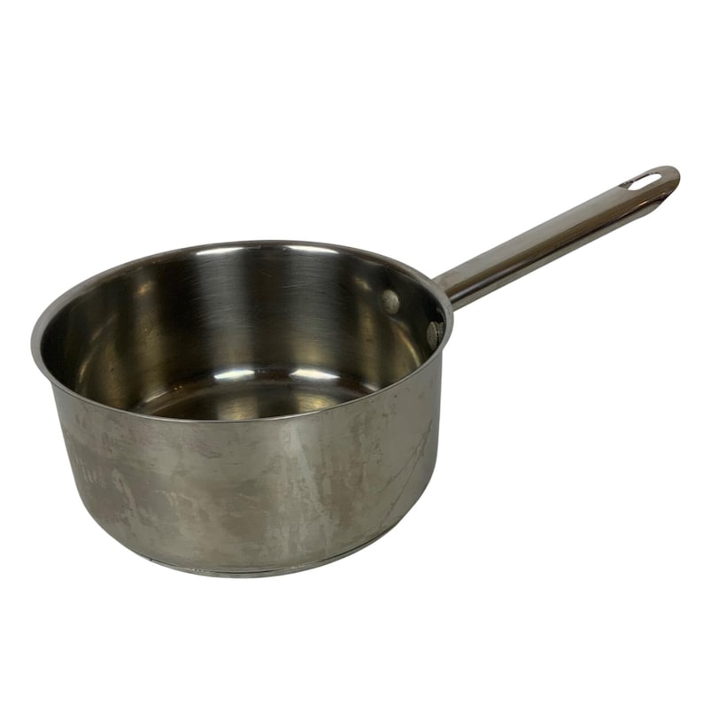 Op de afbeelding: Een roestvrijstalen steelpan met een lange handgreep. De pan heeft een afgeronde body en een enkele handgreep met een gat aan het uiteinde om op te hangen. De binnenkant van de pan is reflecterend en de buitenkant heeft een geborstelde afwerking.