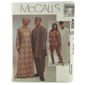 Może przedstawiać: Koperta z wykrojem krawieckim McCall's 4002 z ilustracjami czterech różnych stylów odzieży. Projekty obejmują długą sukienkę we wzory, tunikę ze spodniami, bluzkę z długim rękawem ze spodniami oraz długi, jednolity szlafrok.