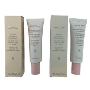 Puede incluir: Dos tubos y dos cajas de base de maquillaje Mary Kay de cobertura media. Los tubos tienen bases rosas y tapas blancas. Las cajas y los tubos tienen el logotipo de Mary Kay e información del producto.