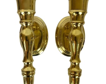 Par de candelabros de pared vintage de latón macizo, fabricados en India, con acabado dorado.