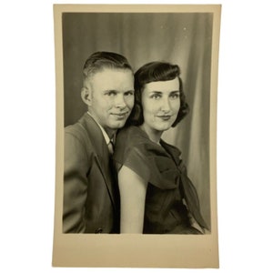 Cartão postal com foto de noivado de casal jovem, homem, mulher, vintage, década de 1950