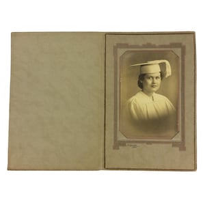Retrato de formatura Jovem mulher sênior Gabinete Foto Branco Cap Gown De Wogkin
