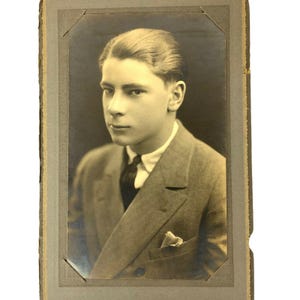 Gabinete de Fotografia Antigo Cartão Homem Bonito de Terno Daguerre Chicago Década de 1920