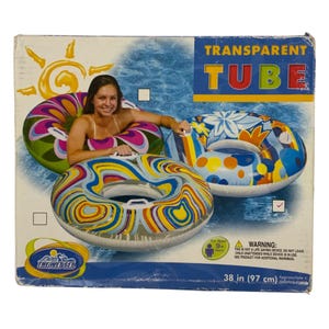 Puede incluir: Una caja con tres flotadores inflables transparentes y coloridos. Los flotadores tienen patrones y diseños vibrantes. La caja dice "TRANSPARENT TUBE" e incluye una advertencia sobre la seguridad infantil. Cada flotador mide aproximadamente 97 cm de diámetro.