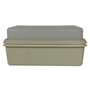 Pode incluir: Um recipiente retangular de duas pe&ccedil;as para armazenamento de alimentos. A base &eacute; bege claro e a tampa &eacute; cinza claro transl&uacute;cido. O recipiente &eacute; feito de pl&aacute;stico e parece vintage.