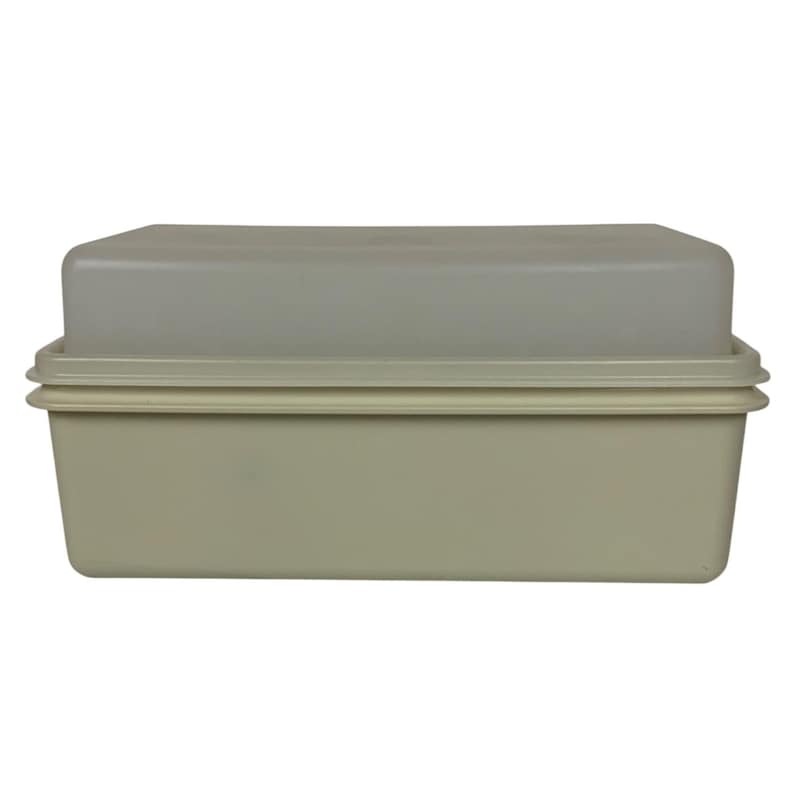 Pode incluir: Um recipiente retangular de duas pe&ccedil;as para armazenamento de alimentos. A base &eacute; bege claro e a tampa &eacute; cinza claro transl&uacute;cido. O recipiente &eacute; feito de pl&aacute;stico e parece vintage.