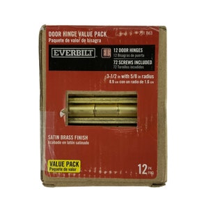 Puede incluir: Una caja de 12 bisagras de puerta de latón satinado con 72 tornillos incluidos. Las bisagras miden 8,9 cm con un radio de 1,6 cm. La caja es roja y marrón con el logotipo de Everbilt.