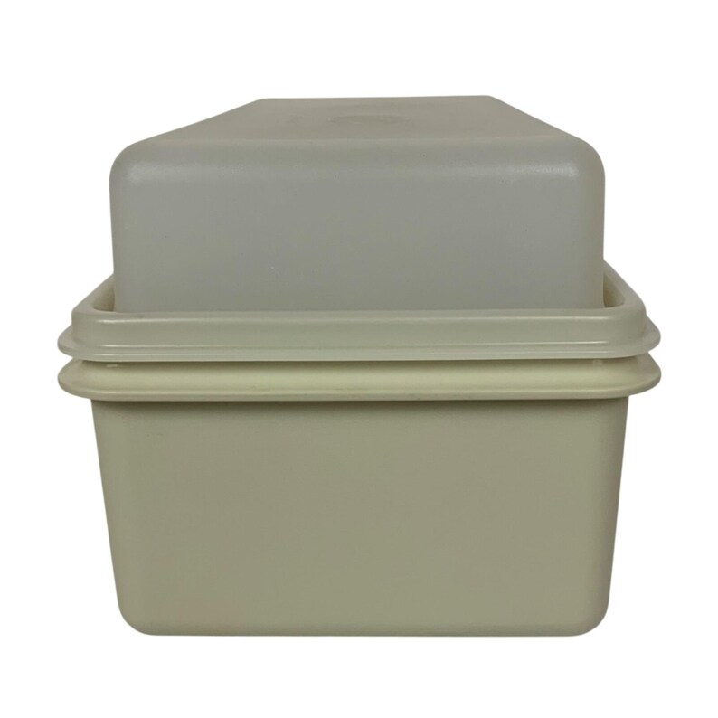 Pode incluir: Um recipiente de pl&aacute;stico bege claro de duas pe&ccedil;as com formato retangular. A pe&ccedil;a superior &eacute; uma tampa que se encaixa perfeitamente na base, criando um espa&ccedil;o de armazenamento selado. O recipiente &eacute; projetado para armazenar alimentos.