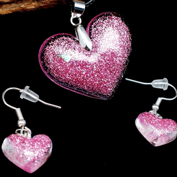 Collier avec un pendentif en forme de coeur bombé rose pailleté  avec ses boucles d oreilles assorties