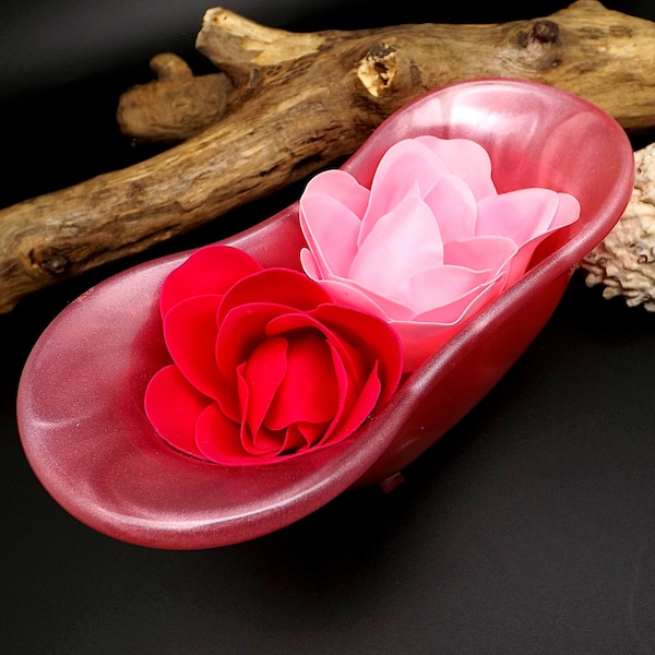 Porte savon forme baignoire en résine rose nacrée avec ses deux petits savons en forme de roses