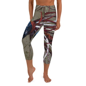 Può includere: Un paio di leggings da yoga a vita alta con una stampa astratta colorata in tonalità di rosso, blu, bianco e marrone. I leggings hanno una vita alta e una vestibilità comoda.