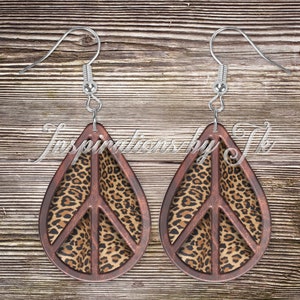 Cuero de la paz signo y leopardo Teardrop pendiente diseño, diseño digital, descarga de sublimación, se adapta a Seaside Sass diseños en blanco