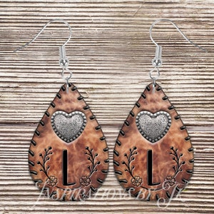 L Cuero cosido inicial, Concho corazón de plata y diseño de pendientes iniciales en relieve, diseño digital, descargas de sublimación