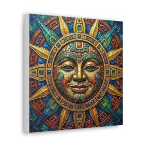 Op de afbeelding: Een vierkant canvas wandkunstwerk met een getextureerde, reliëfachtige afbeelding van een zonnegezicht. Het ontwerp bevat goud-, groenblauw- en dieprode tinten met ingewikkelde geometrische patronen die in een cirkelvormig patroon naar buiten stralen.