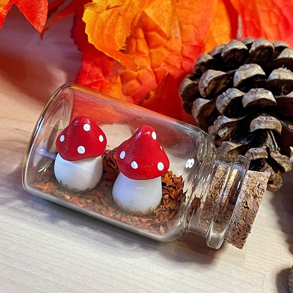 Mini bouteille en verre avec paysage boisé faite à la main en fimo