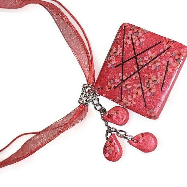 Collier organza corail avec pendentif carré fimo