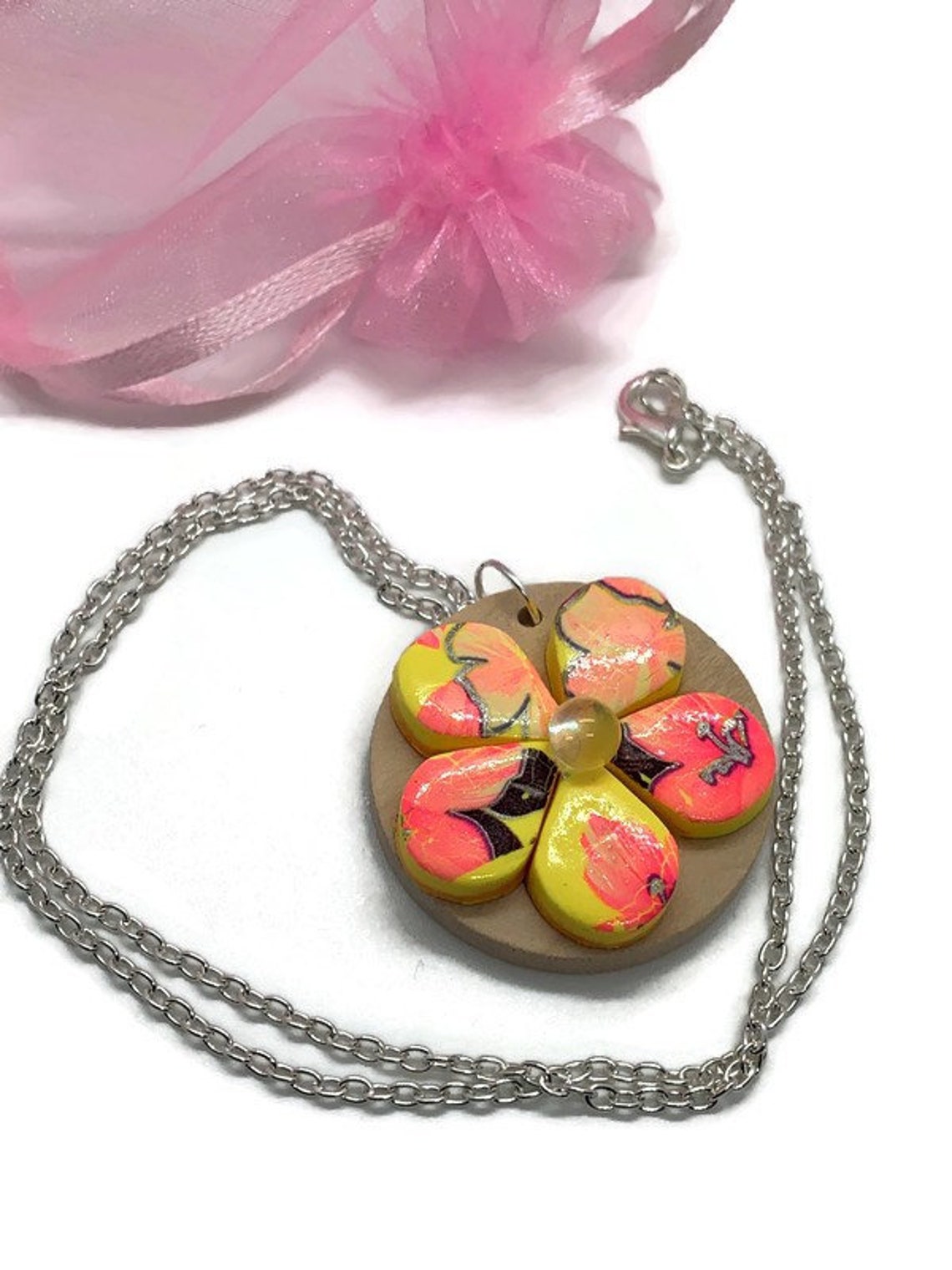 Necklace with floral pendant in fimo on a round base in Etsy