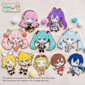 Puede incluir: Una colecci&oacute;n de coloridos pines de esmalte con personajes de estilo anime con ojos grandes y atuendos detallados. Los pines tienen bordes dorados y est&aacute;n dispuestos sobre una superficie de color claro. El texto en la parte inferior de la imagen dice: "This photo is to showcase the other pins from this series."