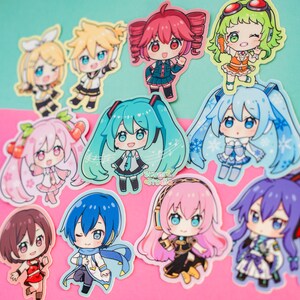 K&ouml;nnte beinhalten: Ein Set mit 10 bunten Anime-Charakter-Stickern mit verschiedenen Charakteren mit unterschiedlichen Frisuren und Outfits. Die Sticker sind auf einem gl&auml;nzenden, wei&szlig;en Hintergrund gedruckt.
