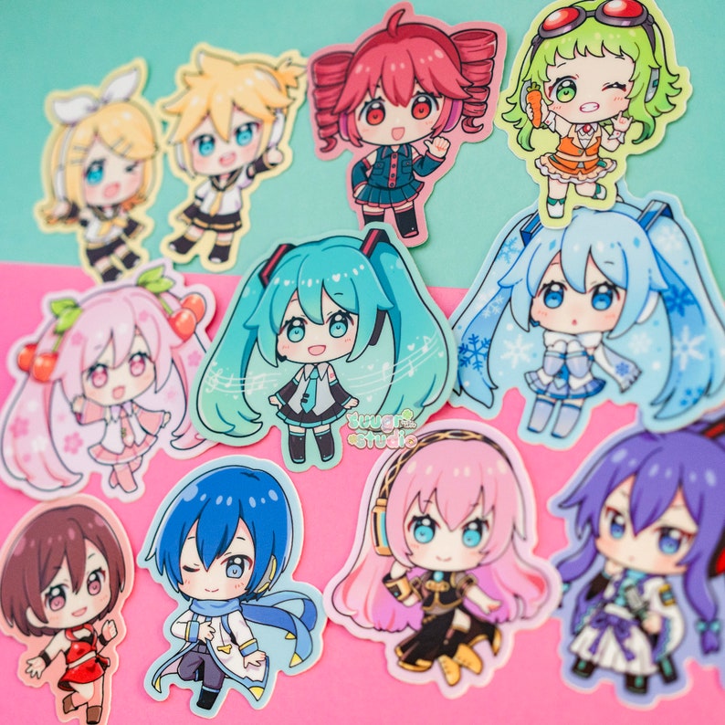 K&ouml;nnte beinhalten: Ein Set mit 10 bunten Anime-Charakter-Stickern mit verschiedenen Charakteren mit unterschiedlichen Frisuren und Outfits. Die Sticker sind auf einem gl&auml;nzenden, wei&szlig;en Hintergrund gedruckt.