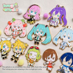 Puede incluir: Una colecci&oacute;n de pines esmaltados coloridos con personajes de estilo anime. Cada pin tiene un borde dorado. Los pines muestran varios personajes con diferentes colores de cabello y estilos, incluyendo rosa, azul y amarillo, con atuendos detallados.