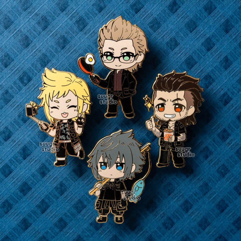 K&ouml;nnte beinhalten: Vier Emaille-Pins mit Charakteren aus der Final Fantasy Videospielserie. Die Pins sind goldfarben und haben einen schwarzen Hintergrund. Die Charaktere sind im Chibi-Stil dargestellt, mit gro&szlig;en K&ouml;pfen und kleinen K&ouml;rpern. Die Charaktere tragen ihre charakteristischen Outfits aus dem Spiel. Die Pins sind eine gro&szlig;artige M&ouml;glichkeit, deine Liebe zur Final Fantasy-Serie zu zeigen.