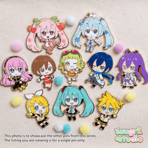 Puede incluir: Un conjunto de pines esmaltados coloridos con personajes de estilo anime con varios peinados y atuendos. Los pines est&aacute;n rodeados de peque&ntilde;os y esponjosos pompones. El texto en la imagen dice: "This photo is to showcase the other pins from this series. The listing you are viewing is for a single pin only."