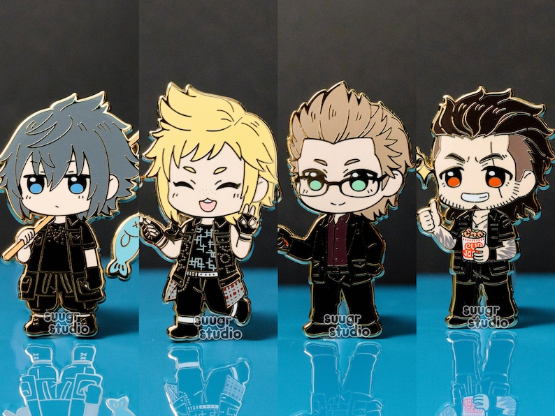 K&ouml;nnte beinhalten: Vier goldfarbene Emaille-Pins mit Charakteren aus der Final Fantasy Videospielserie. Die Charaktere sind im Chibi-Stil mit gro&szlig;en K&ouml;pfen und kleinen K&ouml;rpern dargestellt. Die Pins tragen alle verschiedene Outfits und Accessoires. Die Pins sind vor einem blauen Hintergrund platziert.