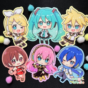 K&ouml;nnte beinhalten: Sechs bunte Anime-Charakter-Aufkleber mit Hatsune Miku, Rin, Len, Luka und zwei weiteren. Die Aufkleber sind auf wei&szlig;em Papier mit gl&auml;nzender Oberfl&auml;che gedruckt.