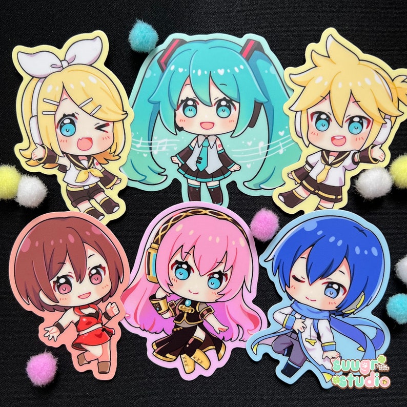 K&ouml;nnte beinhalten: Sechs bunte Anime-Charakter-Aufkleber mit Hatsune Miku, Rin, Len, Luka und zwei weiteren. Die Aufkleber sind auf wei&szlig;em Papier mit gl&auml;nzender Oberfl&auml;che gedruckt.