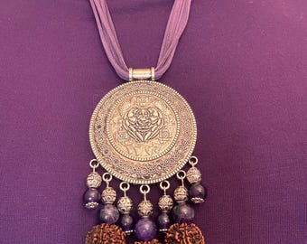 Collar de amatista Rudraksha con colgante de Ganesha: Protección divina