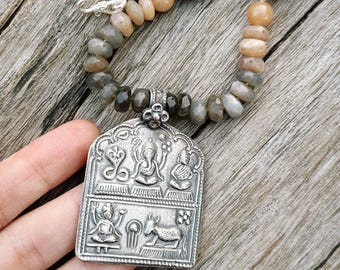 Ręcznie robiony naszyjnik z wisiorem Ganesha: duchowa biżuteria z kamienia księżycowego Rudraksha