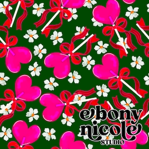 以下が含まれることがあります： 赤いリボンと白い棒が付いたピンク色のハート型のロリポップが、白い花と組み合わされ、濃い緑色の背景に配置された繰り返し模様。テキスト「ebony nicole STUDIO」は右下にあります。
