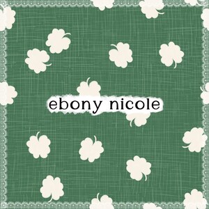 Op de afbeelding: Een groene achtergrond met een textuurpatroon en verspreide witte klavervormen. De tekst "ebony nicole" wordt weergegeven in een witte rechthoek. Een witte kanten rand omlijst het ontwerp.
