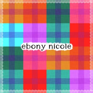 Puede incluir: Un patrón textil cuadrado con una cuadrícula de cuadros vibrantes en naranja, rojo, verde, rosa, azul y morado. Los bordes están enmarcados por un encaje blanco y el texto ebony nicole está centrado en una superposición rectangular blanca.