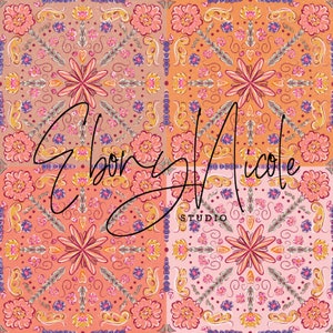 Puede incluir: Un patrón sin costuras con un diseño repetitivo de motivos florales rosas, naranjas y amarillos. El patrón se establece sobre un fondo de color melocotón claro. El texto "Ebony J Nicole STUDIO" está escrito en cursiva negra en el centro de la imagen.