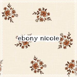 Peut inclure: Un échantillon de tissu carré avec un fond crème présentant un motif répétitif de petites grappes de fleurs marron foncé et rouille. Le texte "ebony nicole" est imprimé en noir sur une bande de papier blanc à bords déchirés au centre.