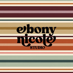 Op de afbeelding: Een grafisch ontwerp met horizontale strepen in tinten bordeaux, lichtroze, beige, mosterdgeel, roestoranje, crème, saliegroen en donkerblauwgroen. De zwarte tekst luidt ebony nicole STUDIO in een afgerond schreeflettertype.