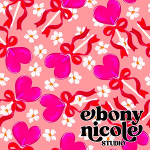 以下が含まれることがあります： ピンク色のハート型ロリポップと赤いリボン、白い花の繰り返し模様。背景は薄いピンク色です。「ebony nicole STUDIO」の文字が右下にあります。バレンタインデーやロマンチックなテーマに最適です。